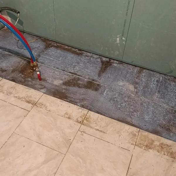 Application primaire accrochage avant ragréage de sol