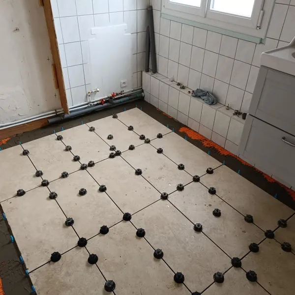 Pose de carrelage en cours